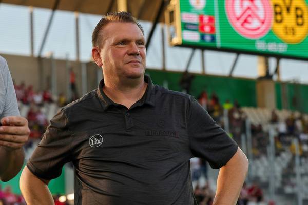 主教练先热身,对阵多特的比赛前红白埃森主帅跑步前往球场